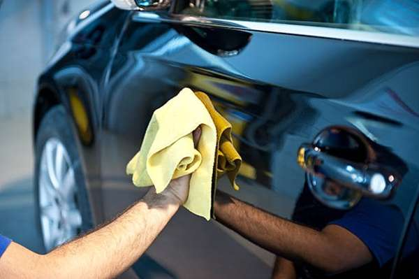 Wat is het verschil tussen polijsten en waxen van een auto?